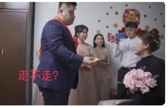 太尬了！新郎拒读撕毁婚约誓词 质问新娘嫁不嫁到底？