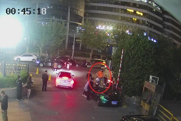 上海一女子酒后大骂民警 还“花费”几十万在豪车上蹦迪