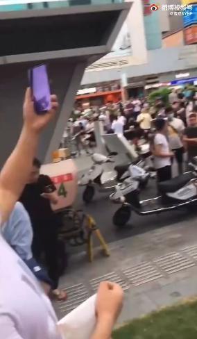 太吓人了！深圳300多米高楼晃动 众人撤离 到底发生了什么？