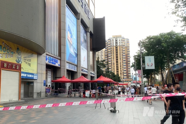 还有人敢上楼？深圳赛格大厦今天中午疑再发生晃动 已通知商户下楼