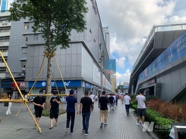 还有人敢上楼？深圳赛格大厦今天中午疑再发生晃动 已通知商户下楼