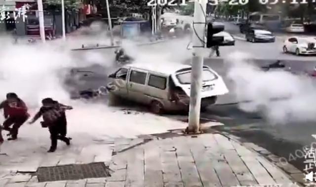 武汉一路面爆炸 路人被弹飞 目击者:一声巨响 马路裂开大口子