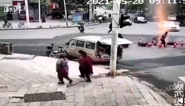 一声巨响!武汉一路面爆炸 路人被弹飞 马路裂开大口子