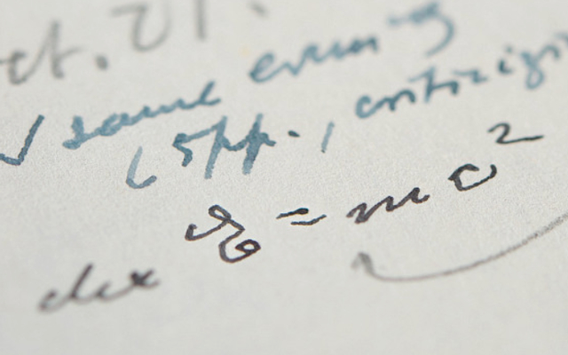 爱因斯坦亲笔信拍出120万美元，写有著名质能方程E=mc2