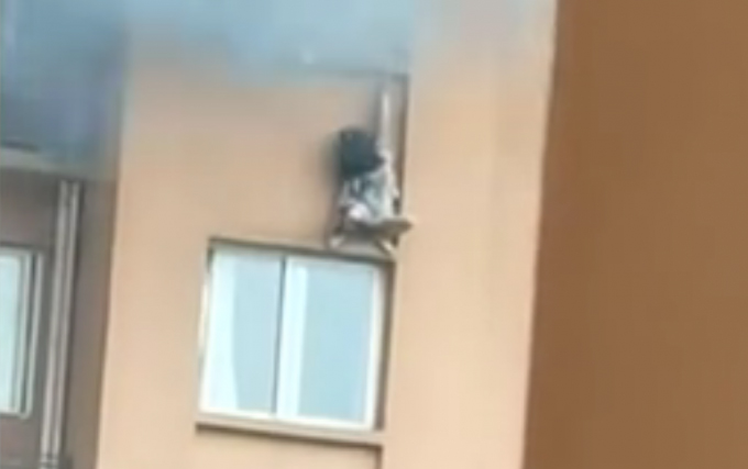 隔着屏幕感到绝望！重庆一高楼失火，女子扒着窗台避险，不幸坠楼身亡