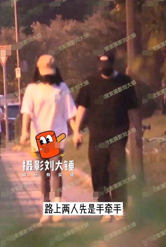 邓家佳与男子晚上同回小区 牵手疑似新恋情曝光