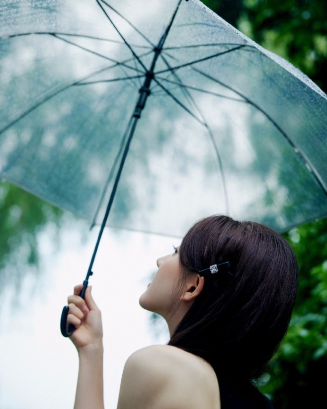 赵露思雨后江南大片释出 在林间撑伞好清新