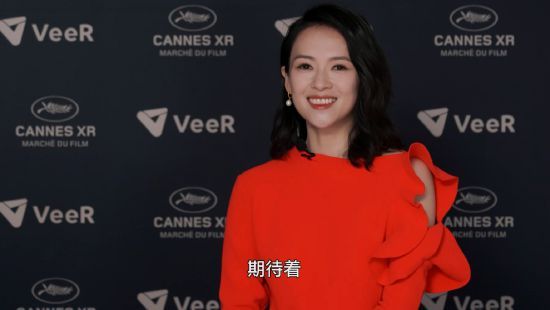 汪峰章子怡带儿女游玩 陪孩子玩耍画面温馨十足