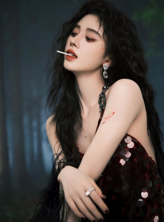 鞠婧祎穿露背裙拍写真 叼棒棒糖眼神撩人