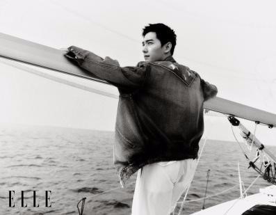 杨洋《ELLE》七月刊封面 夏日航行享受惬意假期