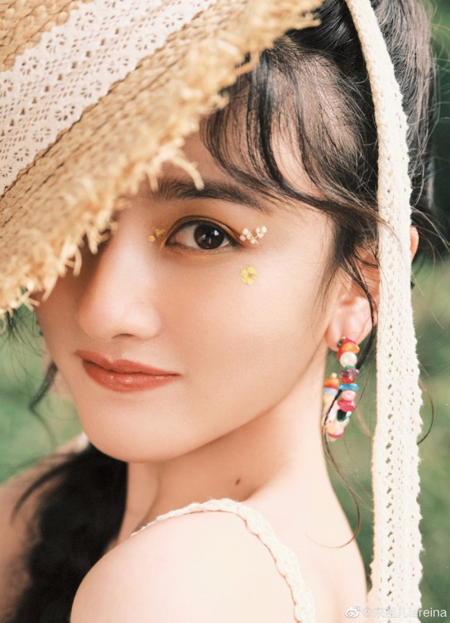 小可爱！宋祖儿拍夏日美照 穿吊带裙特清新