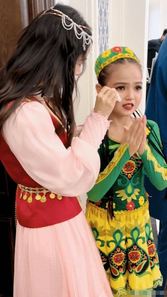 新疆小女孩见到Angelababy激动哭 baby暖心为其擦泪
