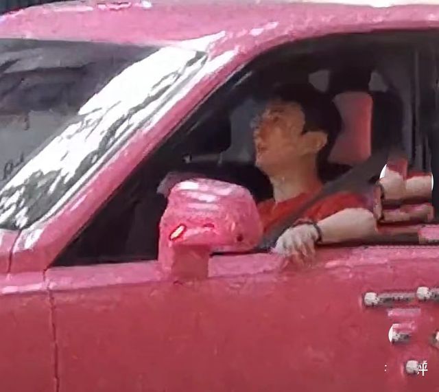 王思聪开粉色豪车与新女友出街 摇头晃脑一脸享受