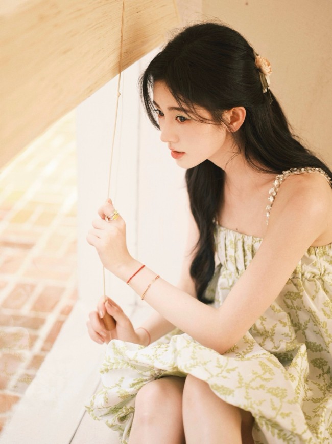 鞠婧祎青草味夏日写真 穿吊带裙露白嫩肌肤