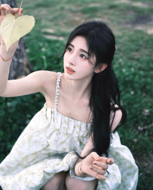 鞠婧祎青草味夏日写真 穿吊带裙露白嫩肌肤