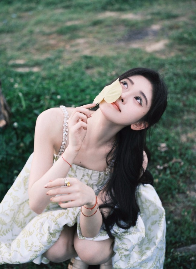鞠婧祎青草味夏日写真 穿吊带裙露白嫩肌肤