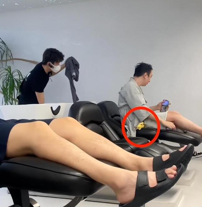 消费降级！王思聪私下剪头发被偷拍 表情有点严肃