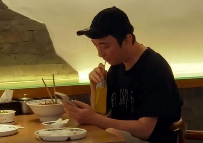 消费降级！王思聪私下剪头发被偷拍 表情有点严肃
