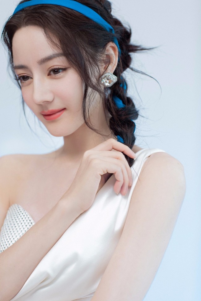 热巴穿绸缎长裙秀香肩 蓝丝带编发靓丽吸睛
