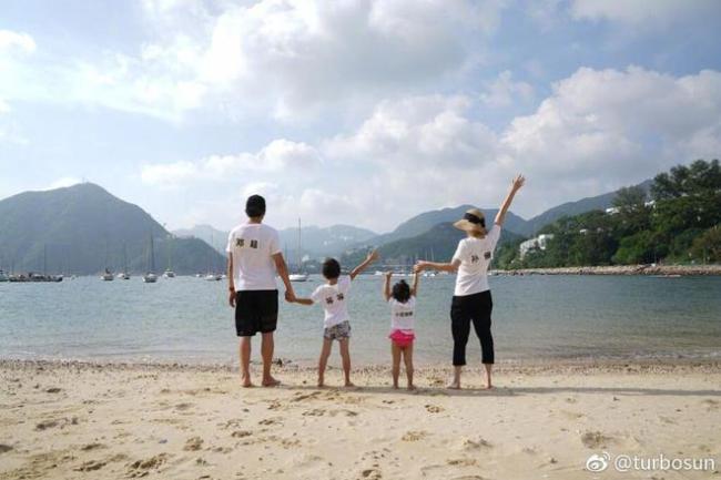 孙俪晒一家四口海边大合照 小花妹妹表演腾空一字马