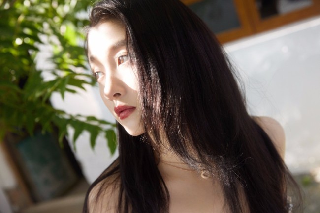 关晓彤穿抹胸裙露香肩 抬手抚脸氛围感满分