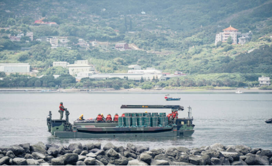 台军使用M3浮桥车并投入淡水河防演习（图片来源：《自由时报》）