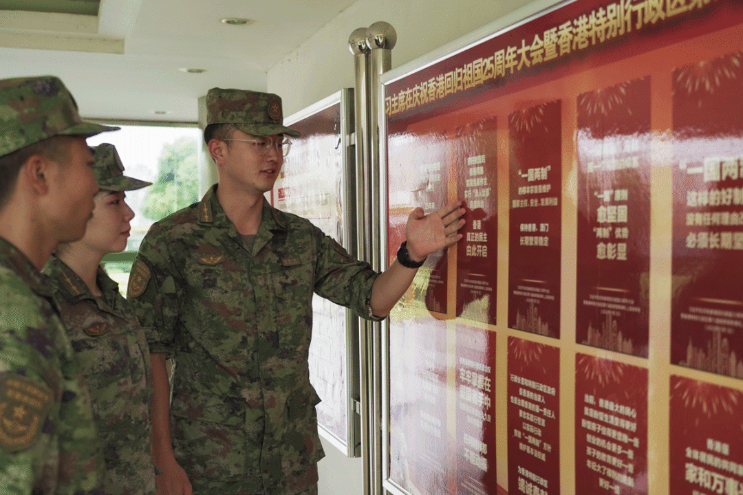 2022年7月2日，驻香港部队官兵学习习主席重要讲话精神（谭珍摄）