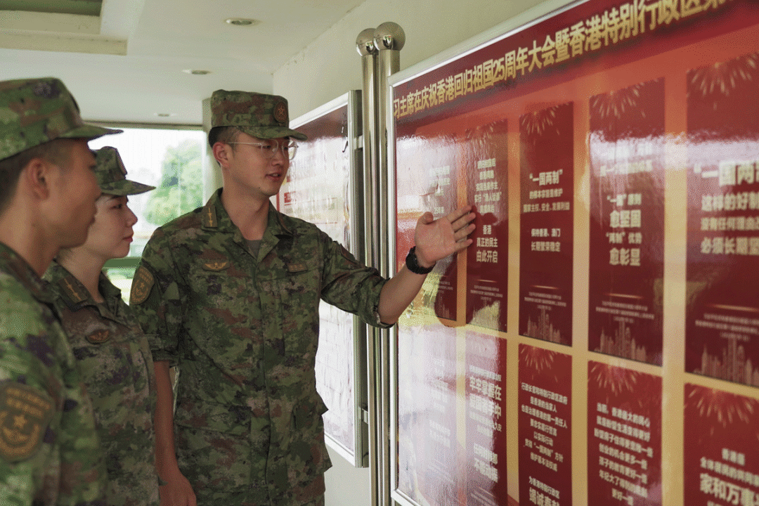 2022年7月2日,驻香港部队官兵学习习主席重要讲话精神(谭珍摄)