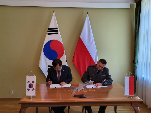 韩国与波兰签订战机合同现场