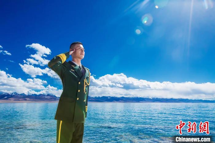 资料图为黄兵军装礼服照。　西藏边检总站轮训大队供图