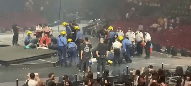香港男团MIRROR演唱会舞者被砸伤 公司方鞠躬致歉