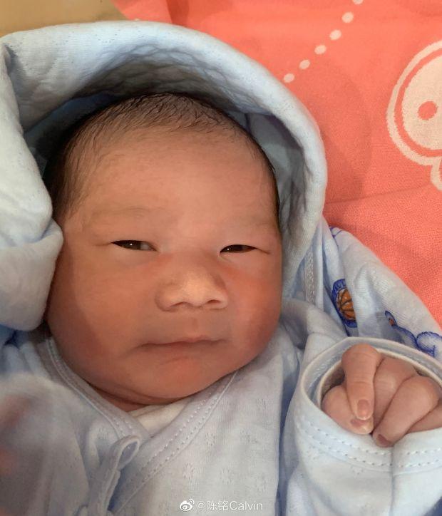 《奇葩说》辩手陈铭晒照宣布三胎儿子出生
