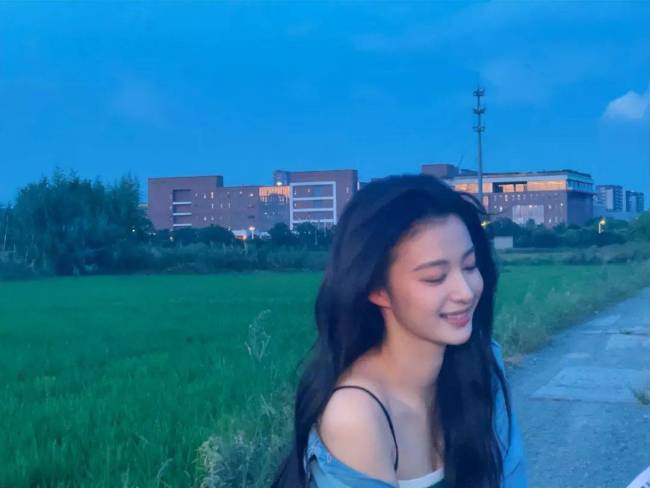 “古典美人”王楚然大秀白皙香肩 小露事业线