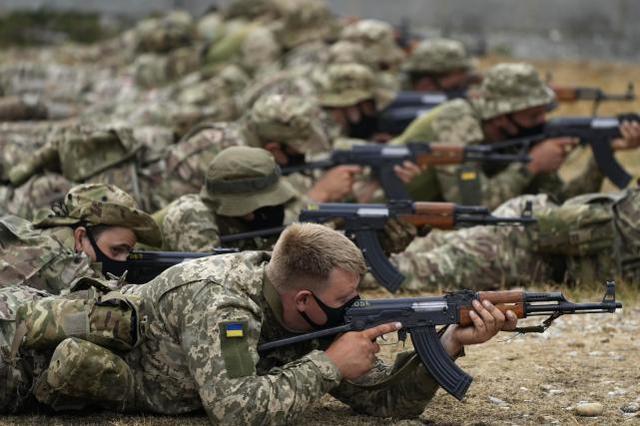 在英国训练的乌克兰军人。图源：美媒