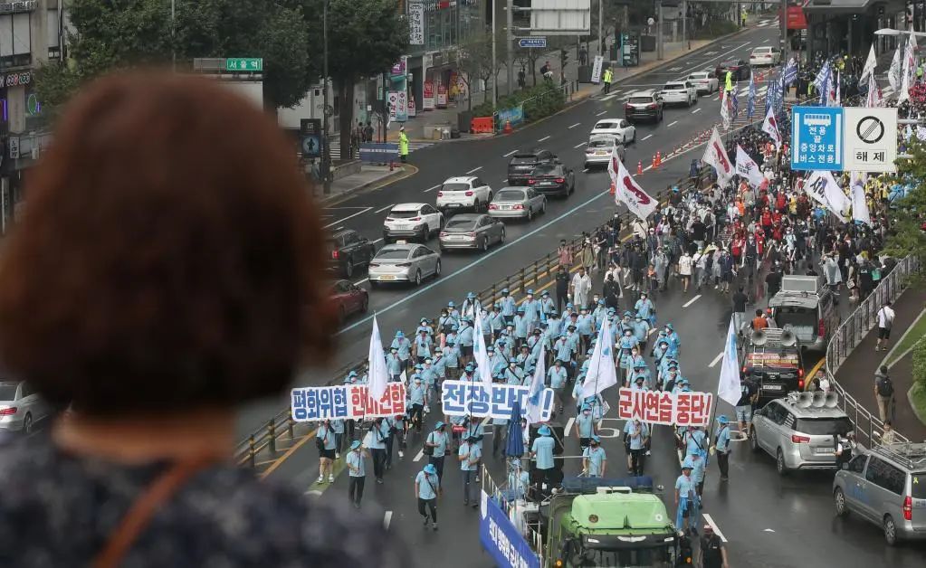 ▲8月13日，市民在韩国首尔市中心观看反美集会。