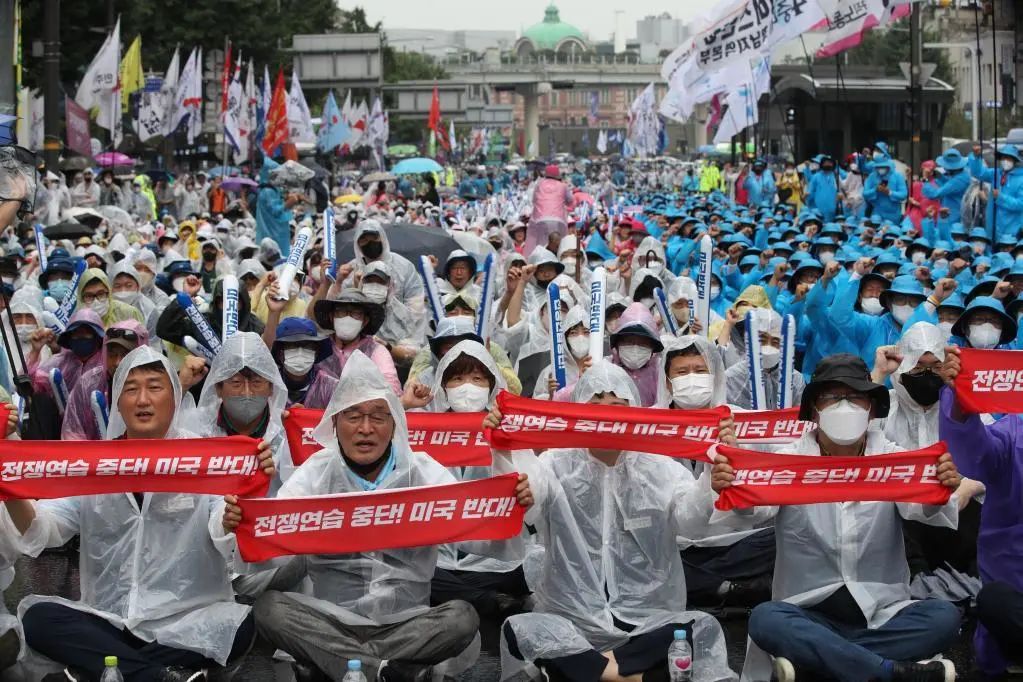 ▲8月13日，集会者手持“反对战争演习”“反对美国”等条幅在韩国首尔市中心参加反美集会。