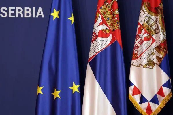 ▲塞尔维亚与欧盟旗帜（欧新社）