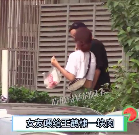 王鹤棣和女友出街被拍 女方甜蜜投喂男方