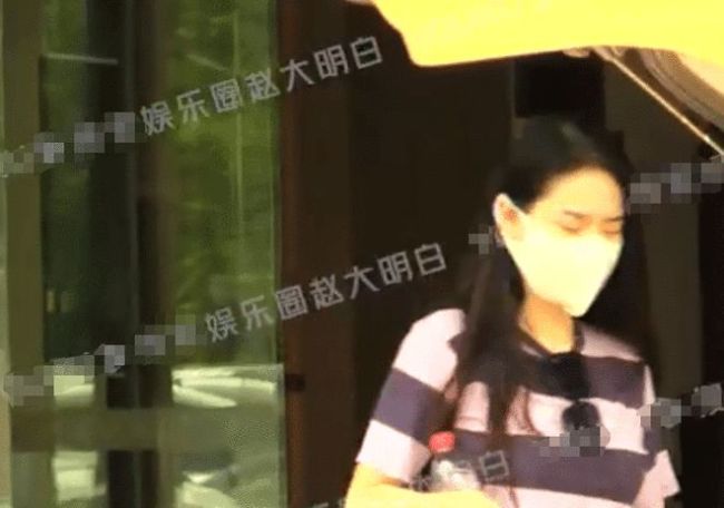 纪凌尘与女子同回酒店 女方紧跟男方气氛微妙