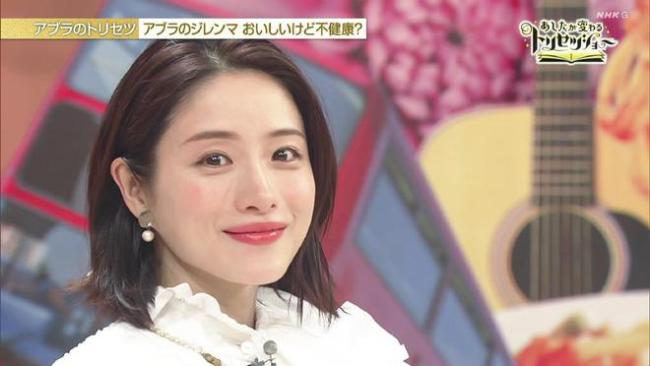 石原里美与丈夫带孩子外出 夫妇轮流推婴儿车散步