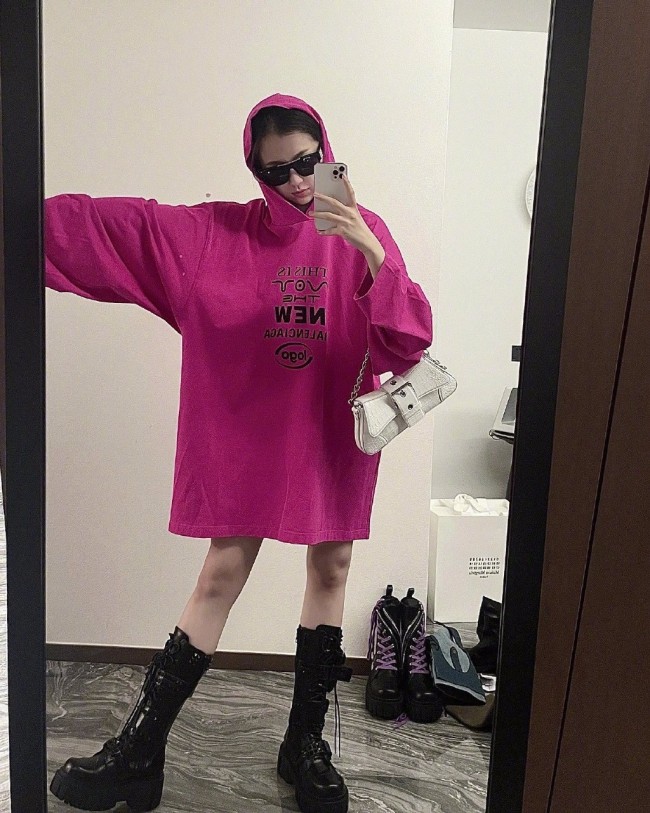 虞书欣穿复古黑白娃娃裙美腿吸睛