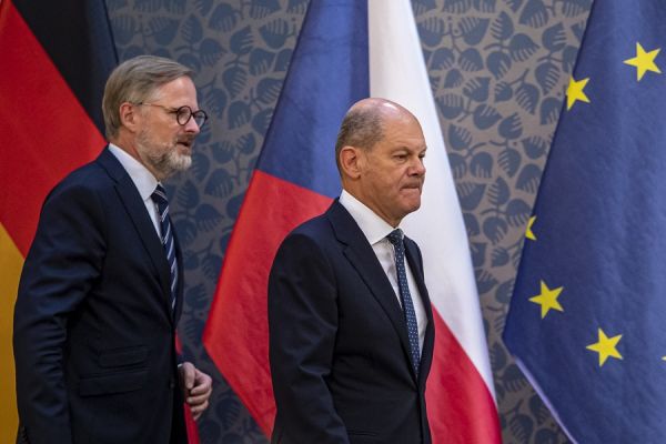 图片说明：8月29日，德国总理朔尔茨（右）与捷克总理菲亚拉在布拉格会晤后出席记者会。（欧洲新闻图片社）