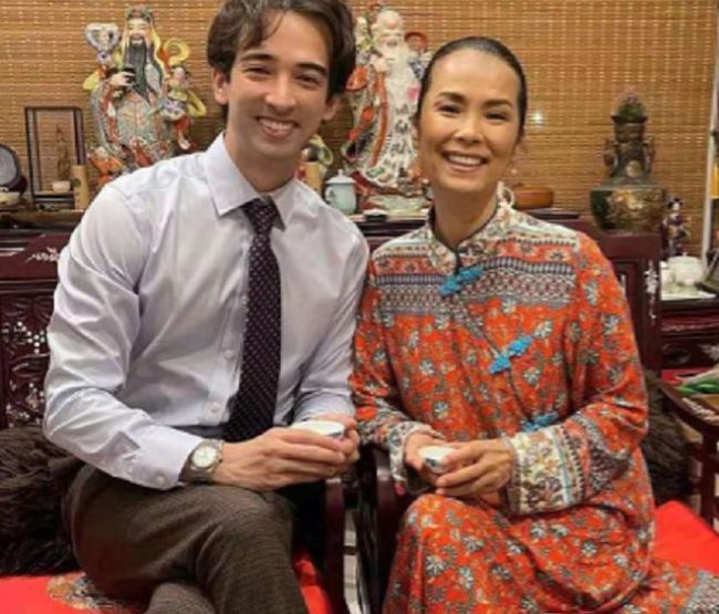 韦唯大儿子国外玩太嗨 与美女喝交杯酒一口闷