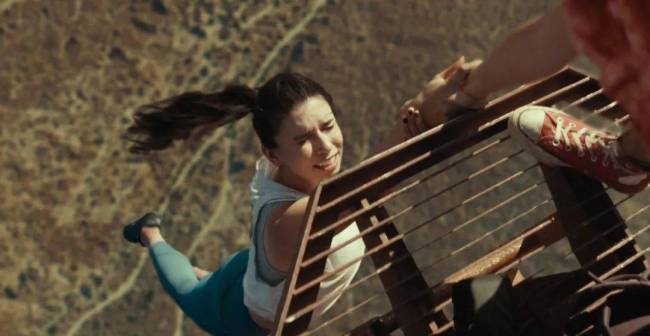 新片《坠落》性感辣妹被困六百米高空 惊险又刺激