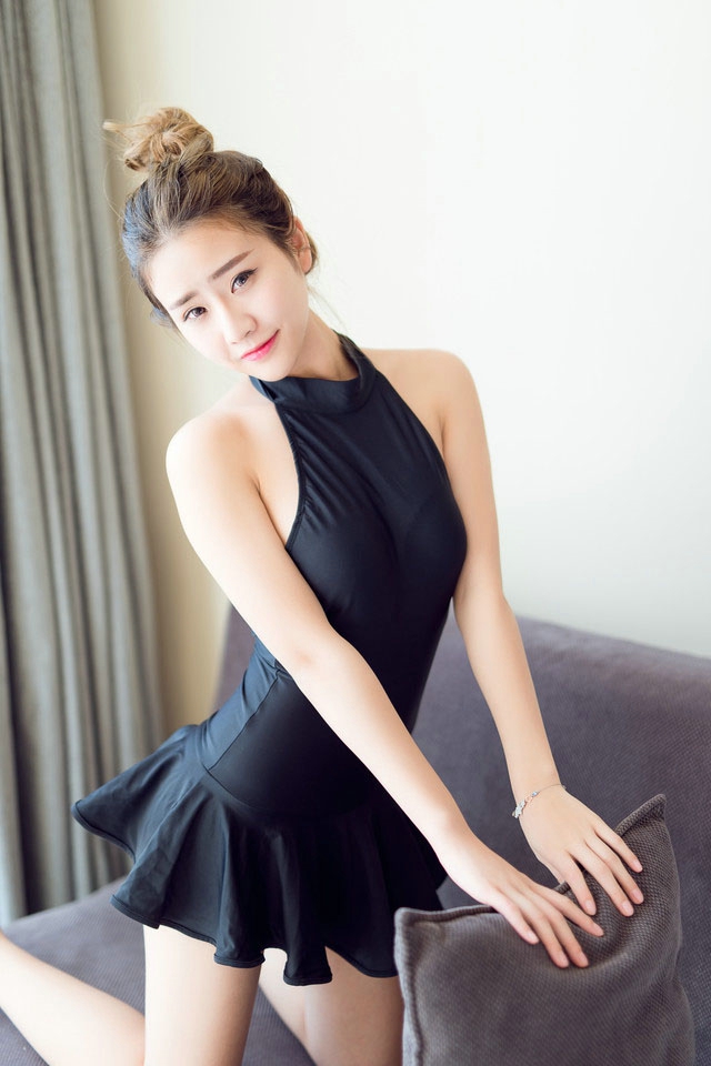 高颜值美女泳衣玉背翘臀姣好身躯