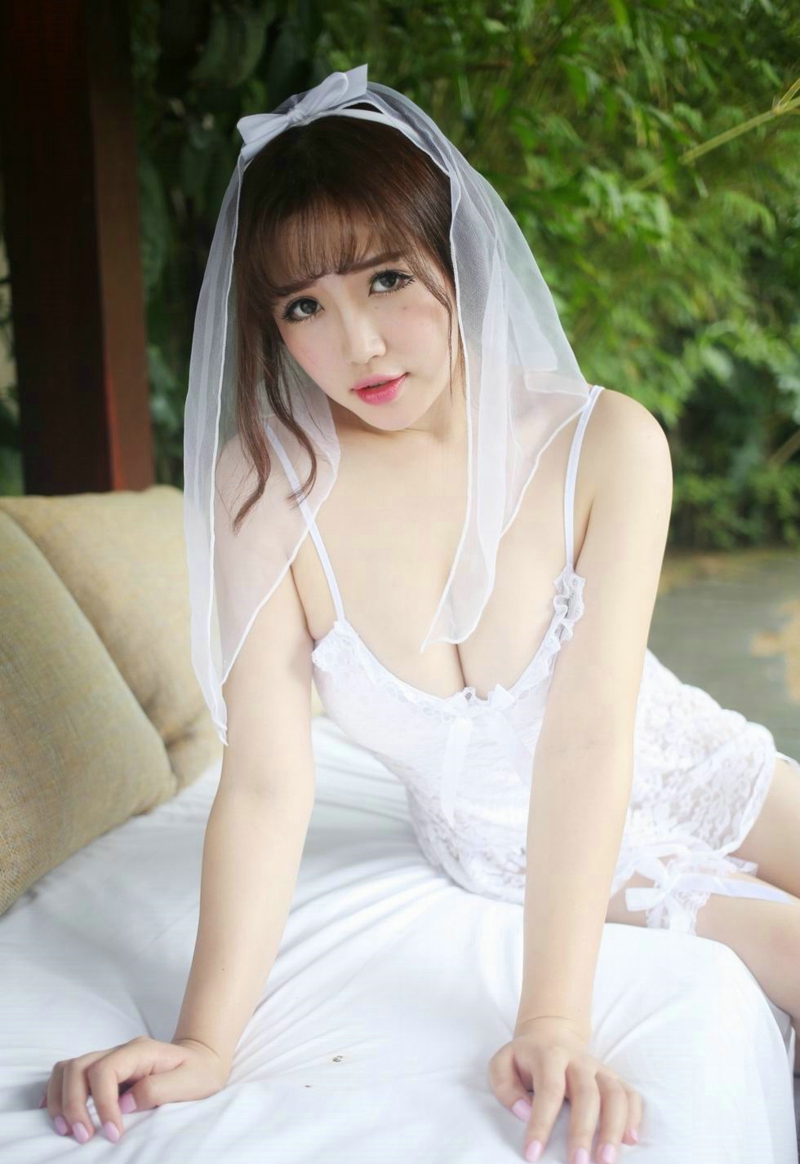 清纯少女巨乳迷人白色婚纱性感写真