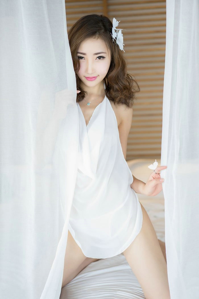 性感女神Yumi吊带深V美乳挑逗诱惑写真