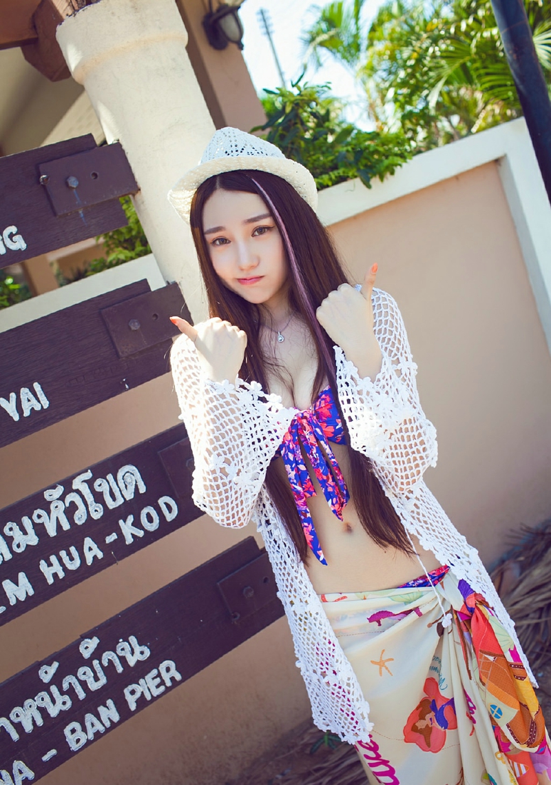 三亚美女诱人露白皙胸脯阳光比基尼写真