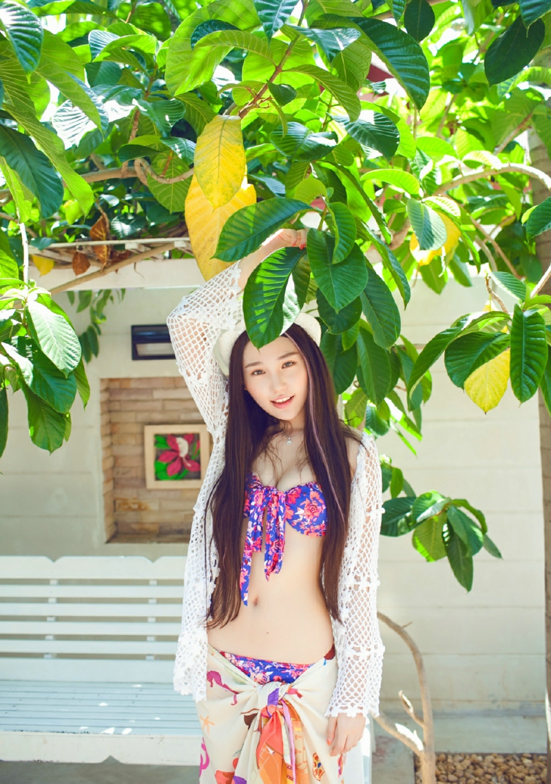 三亚美女诱人露白皙胸脯阳光比基尼写真