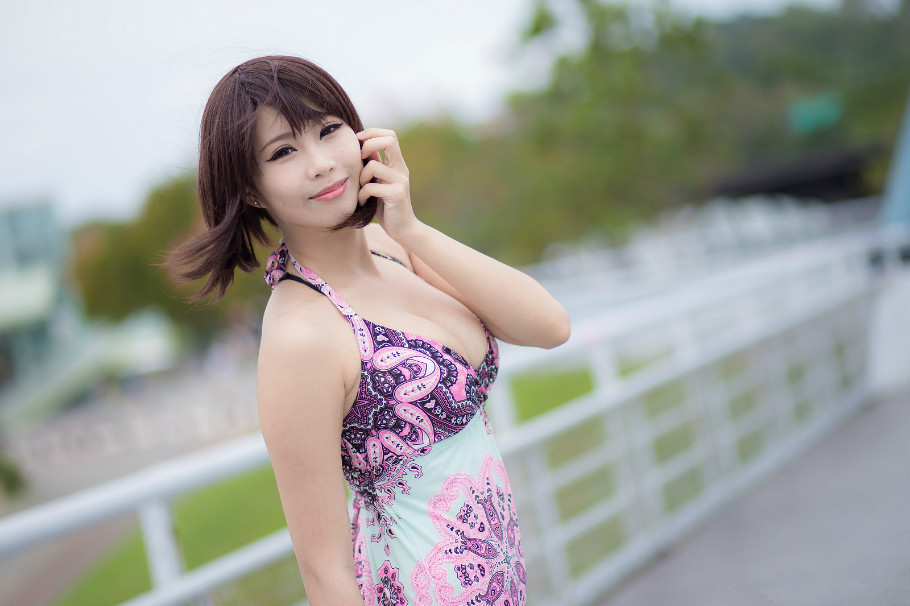 大胸短发美女御姐低胸长裙写真